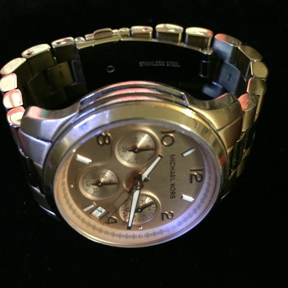 Michael Kors Women's Runway Rose Gold-Tone Watch - Picture 2 of 4